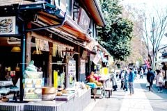 東京の郊外「深大寺」が若者で大混雑！ TikTokブームで「原宿化」――“自然界隈”は地域経済の恩恵か、歪みか？