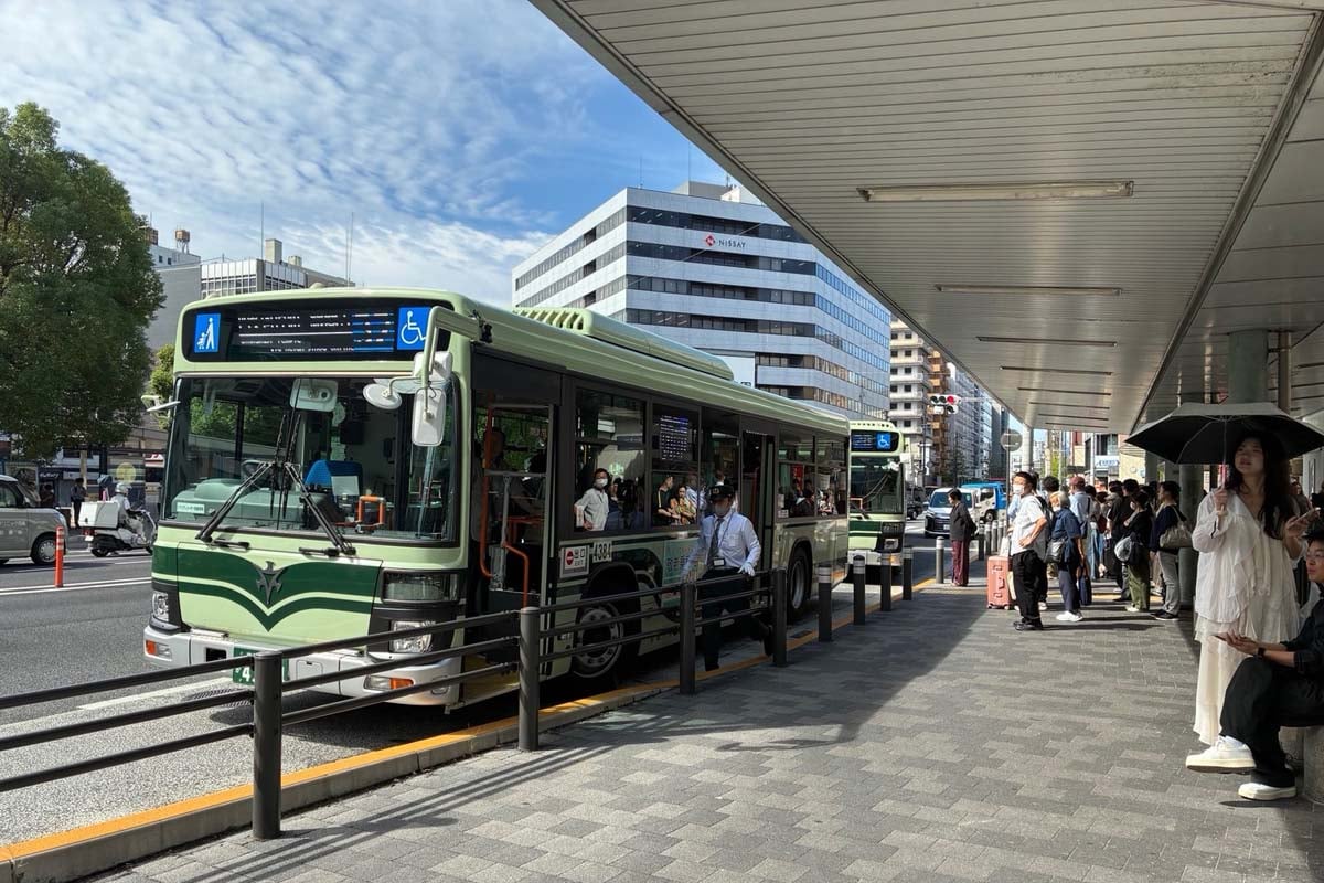 訪日客らが集まった大宮駅前のバス停(画像:高田泰)