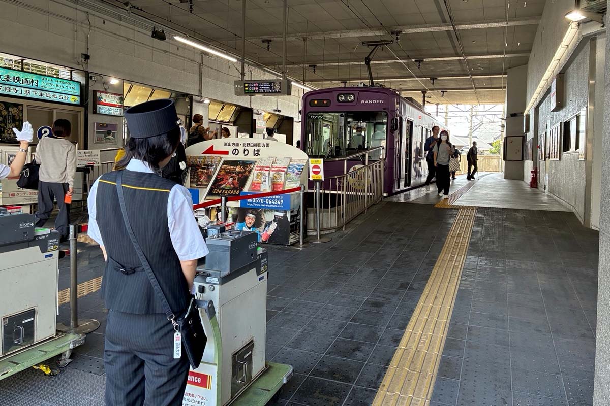 四条大宮駅に到着した京福電鉄の路面電車（画像：高田泰）