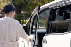 「ドア→バタン!」は時代遅れ?――高級車の“静音ドア機能”が軽自動車まで広がった根本理由