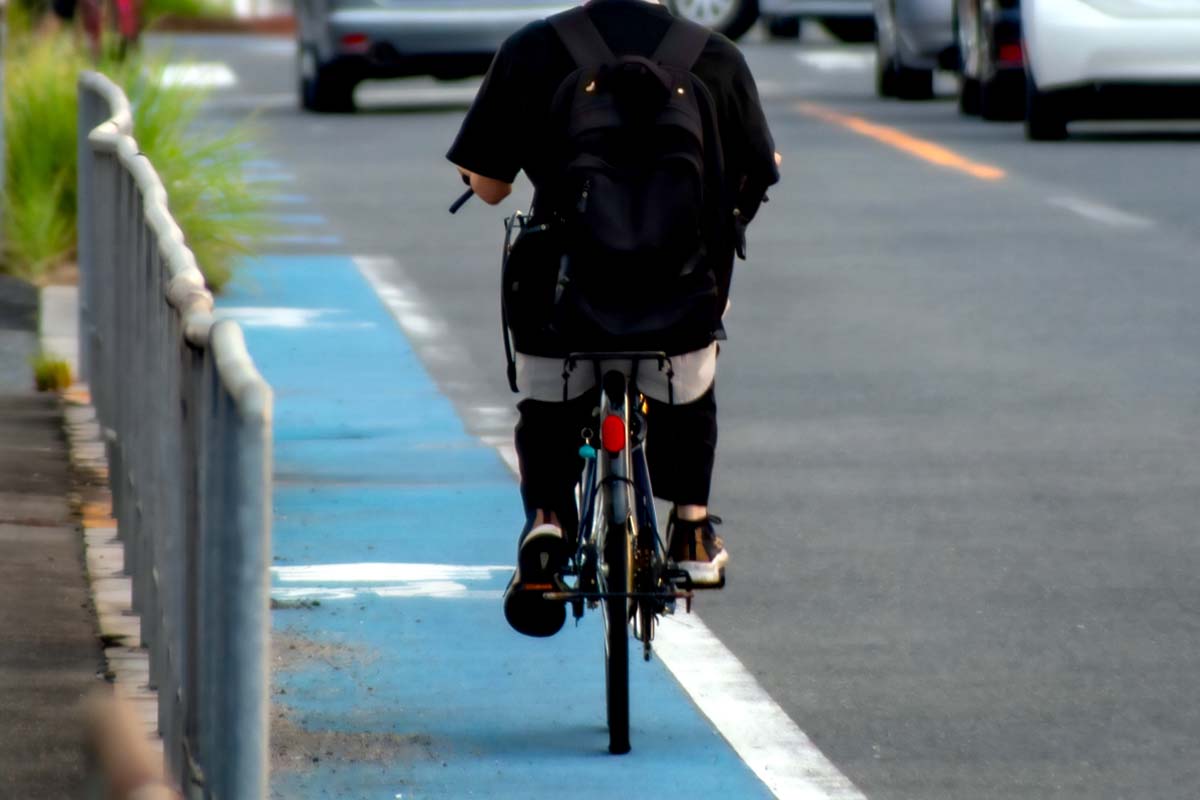 自転車レーン（画像：写真AC）