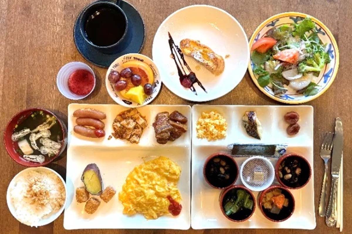 利用客がプレートと小鉢で仕上げる「完成度の高い定食」（画像：アプリコット）