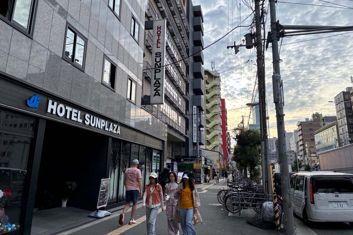 新今宮駅前に並ぶ外国人向けホテル（画像：高田泰）