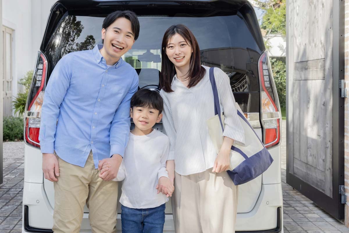 自動車と家族イメージ(画像:写真AC)
