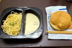 なぜ私たちは、旅先でも「コンビニ飯」で済ませてしまうのか?
