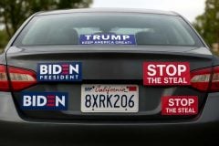 「あおり運転の黒幕」は政治イデオロギーだった？ クルマに貼られた政党ステッカーで「フラストレーション増幅」という現実