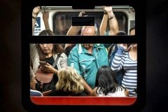 なぜ都会人は、毎朝わざわざ「ストレス満載の電車」に身を委ねるのか？