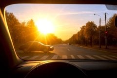 「西日が危険すぎる」 夕暮れドライバーの6割超が“視界トラブル”を経験――「眩しくて見えなかった」は免罪符にならないのか?
