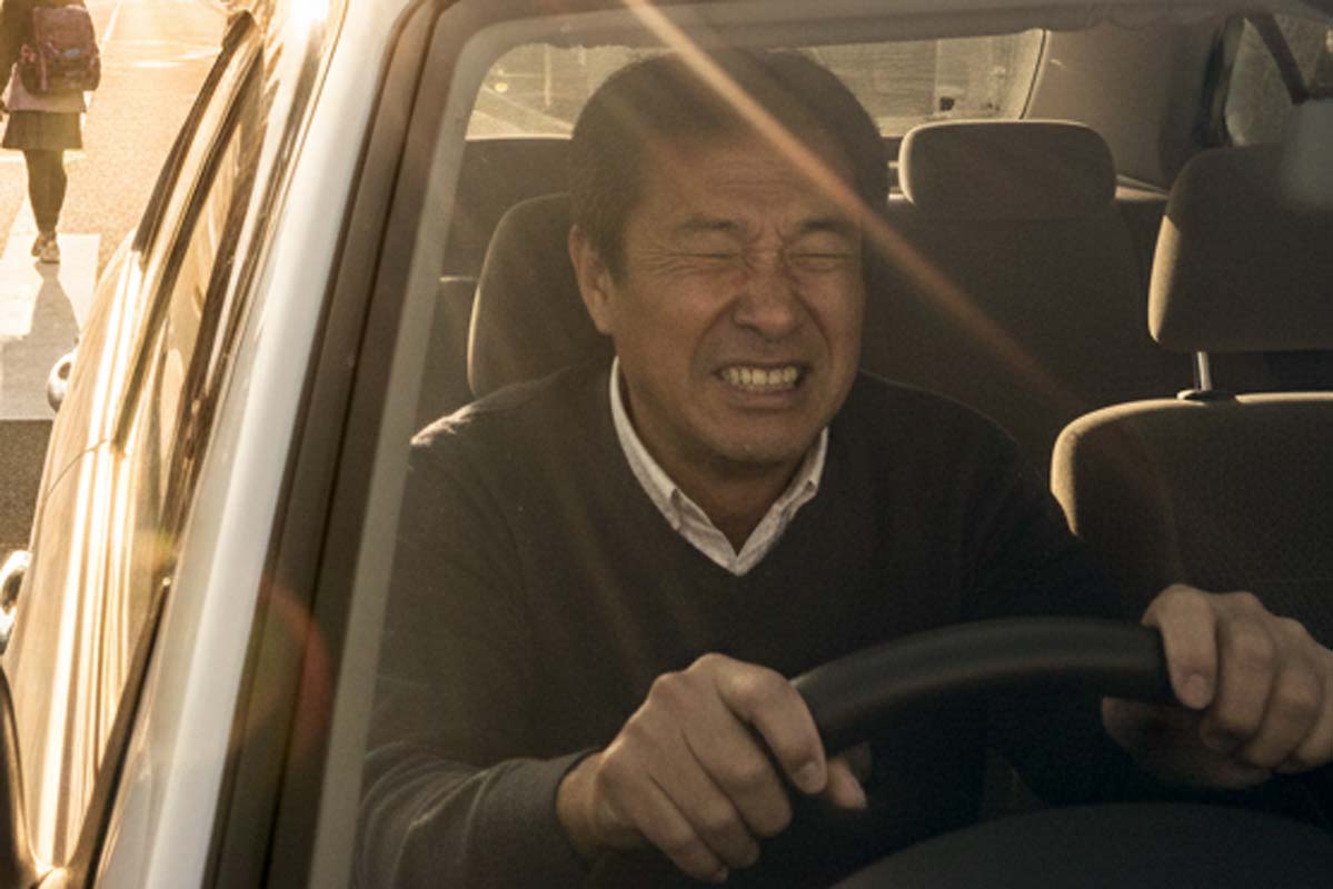 運転中に差し込んでくる日のイメージ。生成AIで作成。