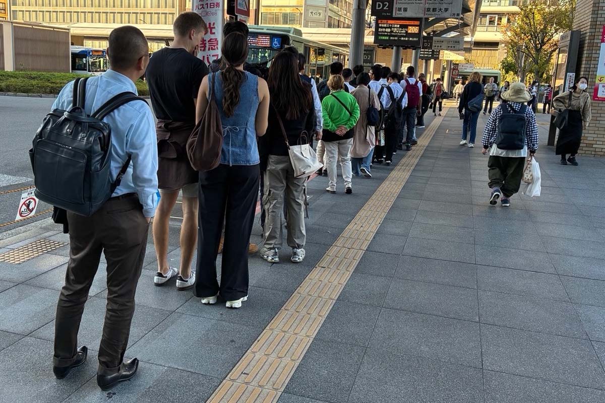 京都駅前の清水方面行きバス乗り場で行列をつくる観光客ら（画像：高田泰）