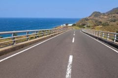 自動車CMの聖地――信号ゼロの「絶景ロード10km」をご存じか