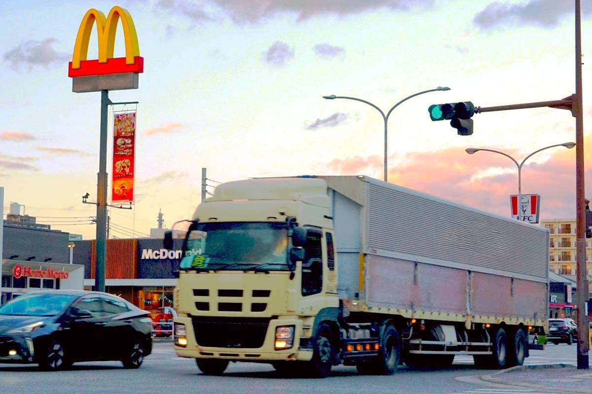 物流トラック（画像：写真AC）