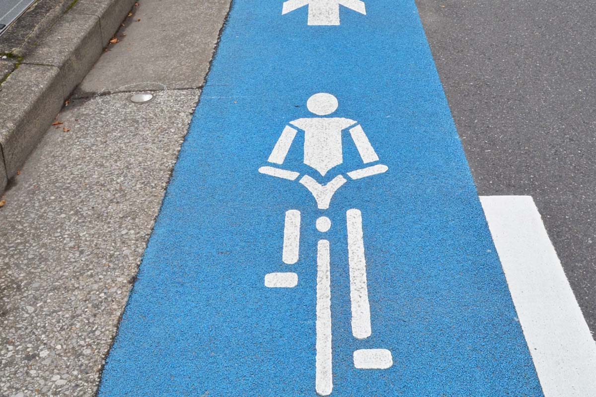 自転車レーン（画像：写真AC）