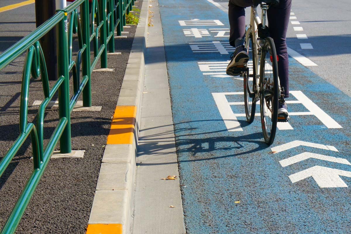 自転車レーン（画像：写真AC）