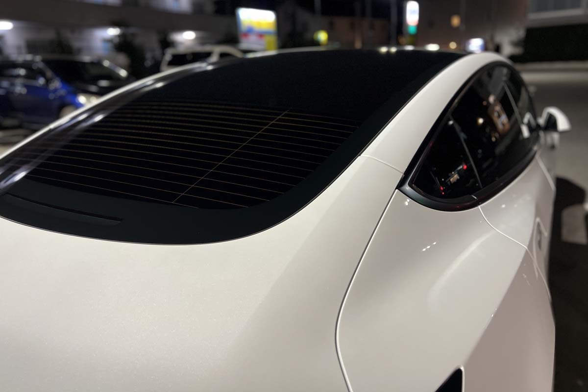近年では「リアワイパーなし」の自動車も増加中（画像：写真AC）