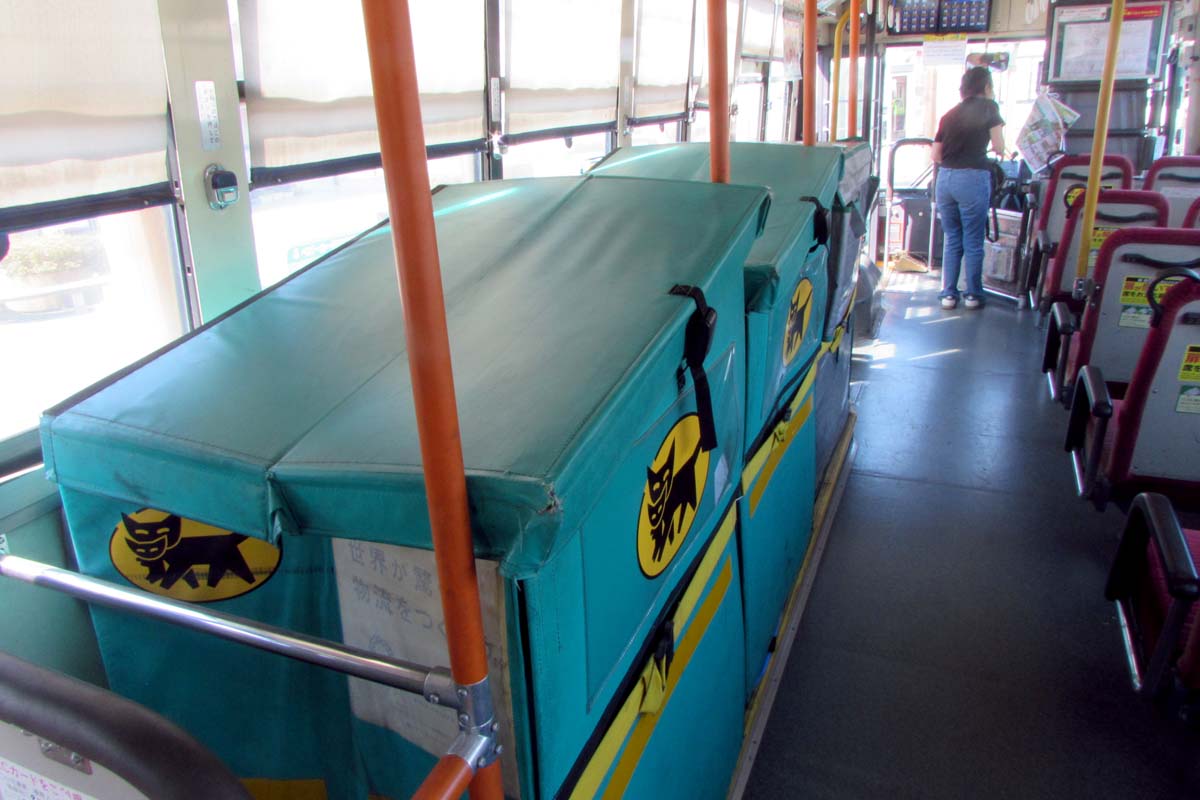 ヤマト運輸の宅配便スペースが設置された関越交通・路線バスの車内（画像：菅原康晴）