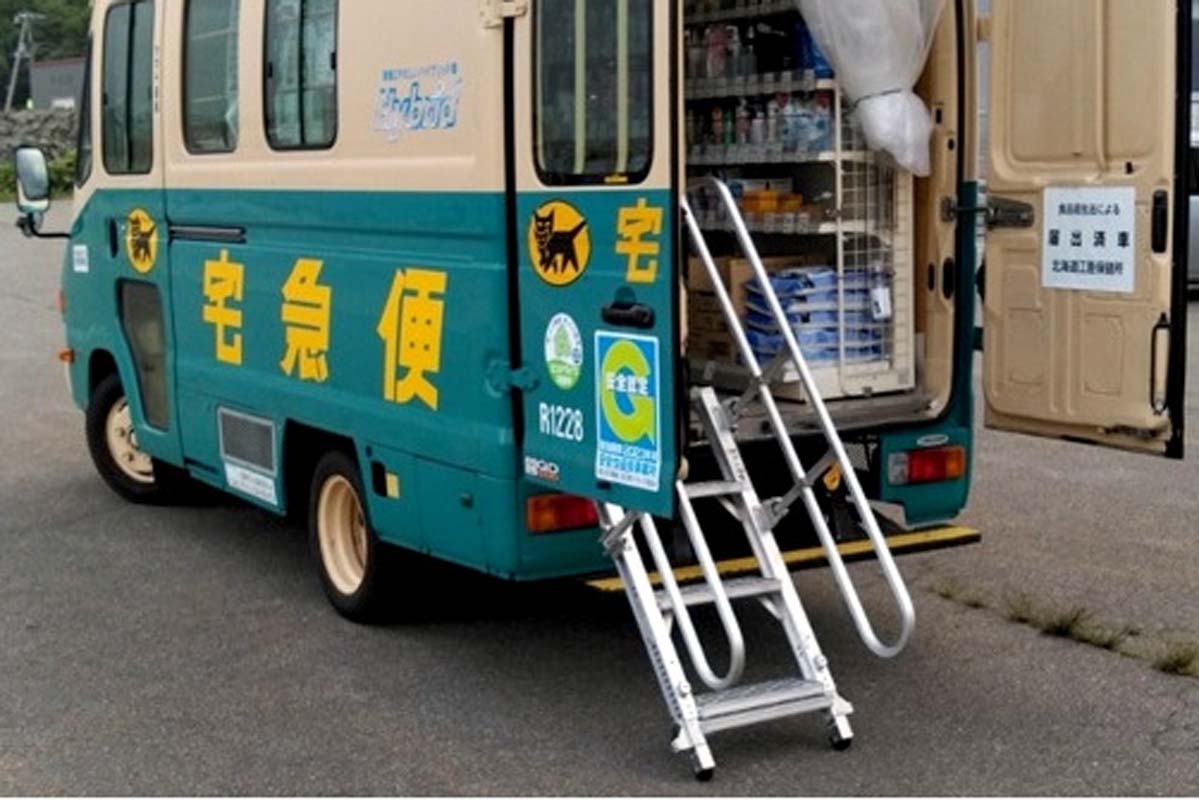 宅配集配車両を活用した移動販売専用車（画像：サツドラホールディングス）