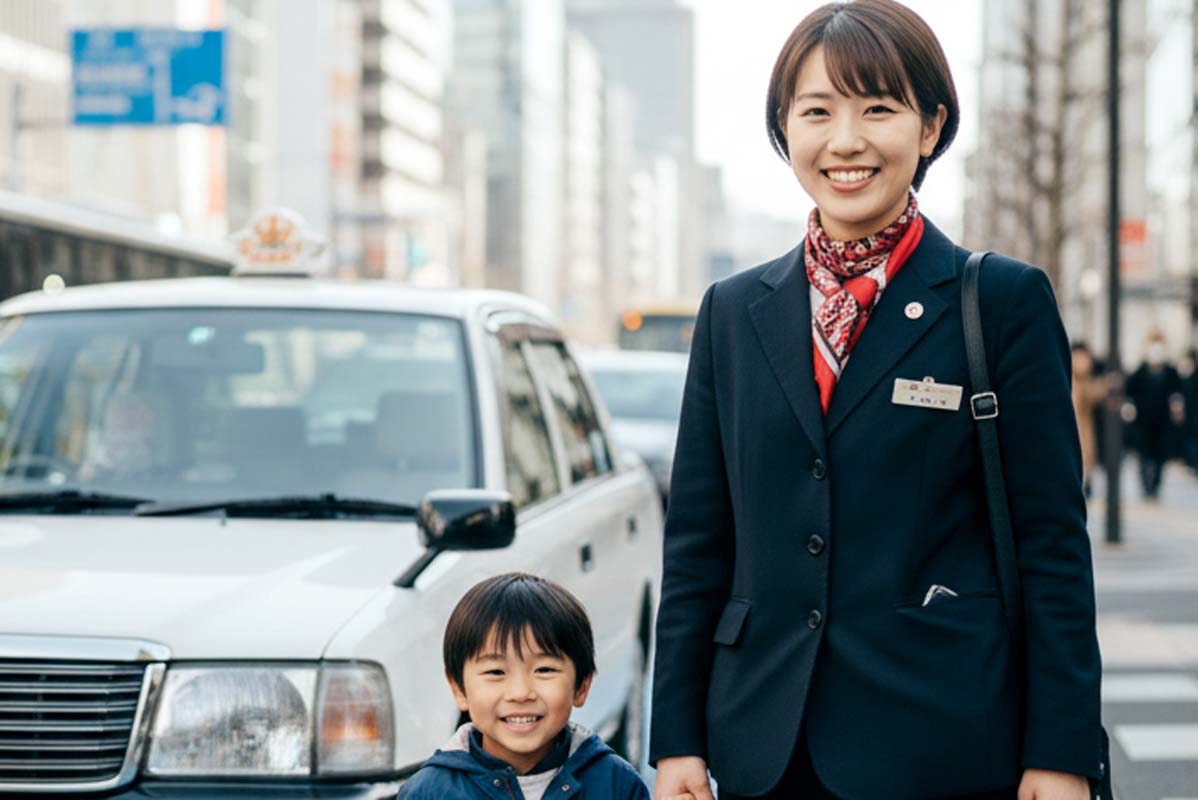 若い女性ドライバーと子ども、タクシーのイメージ。生成AIで作成。