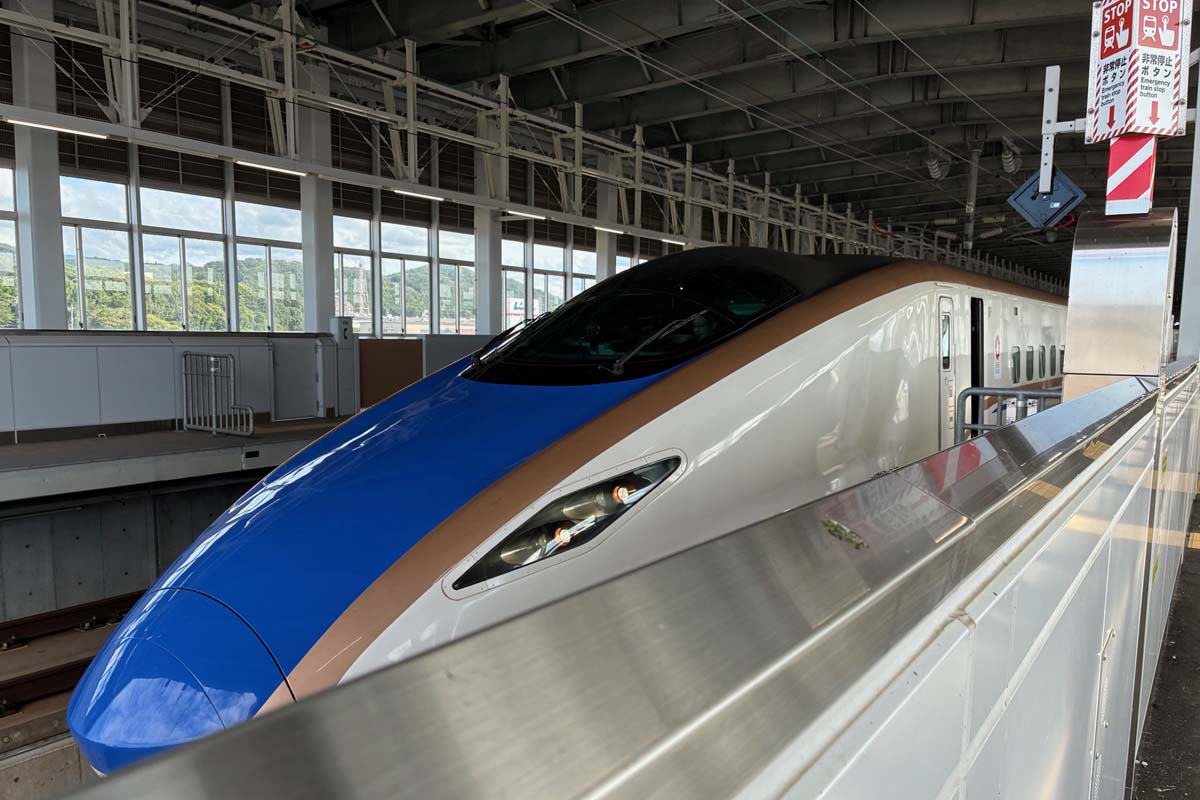 敦賀駅で出発を待つ北陸新幹線（画像：高田泰）