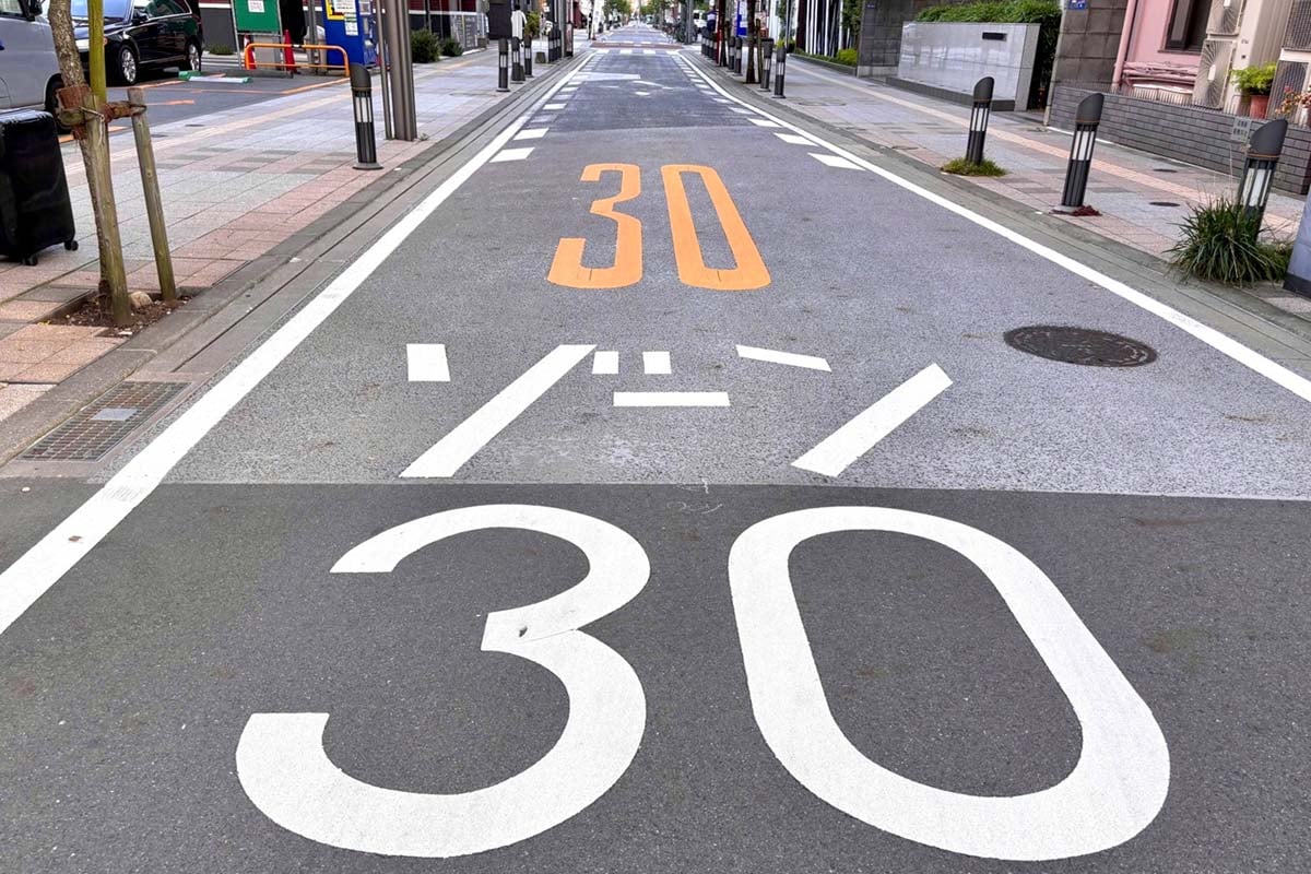ゾーン30に指定されている道路（画像：写真AC）