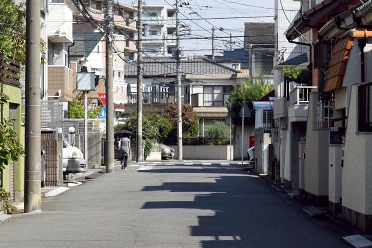 街中の生活道路（画像：写真AC）