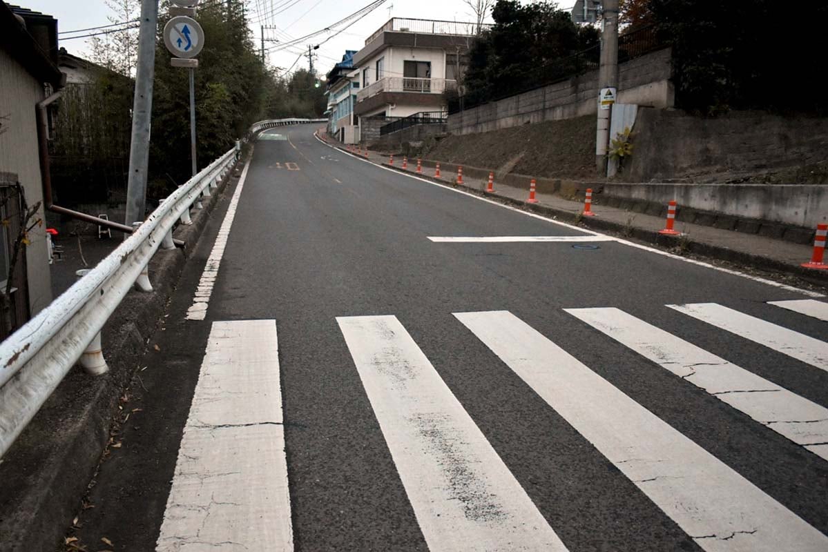 中央線のない道路(画像:写真AC)