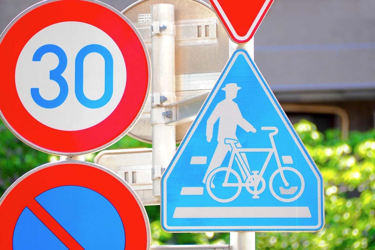 制限速度30kmの標識(画像:写真AC)