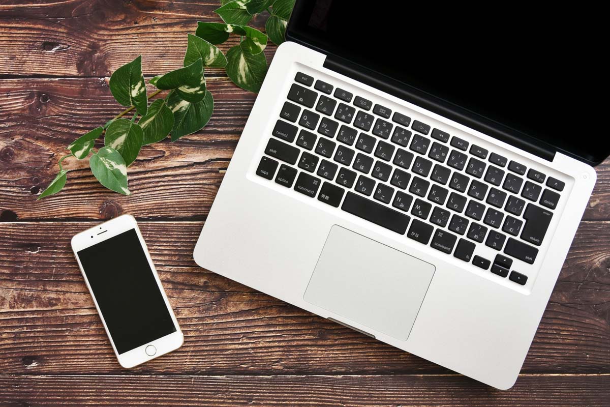 近年ではインターネット上で自動車の購入も可能に（画像：写真AC）