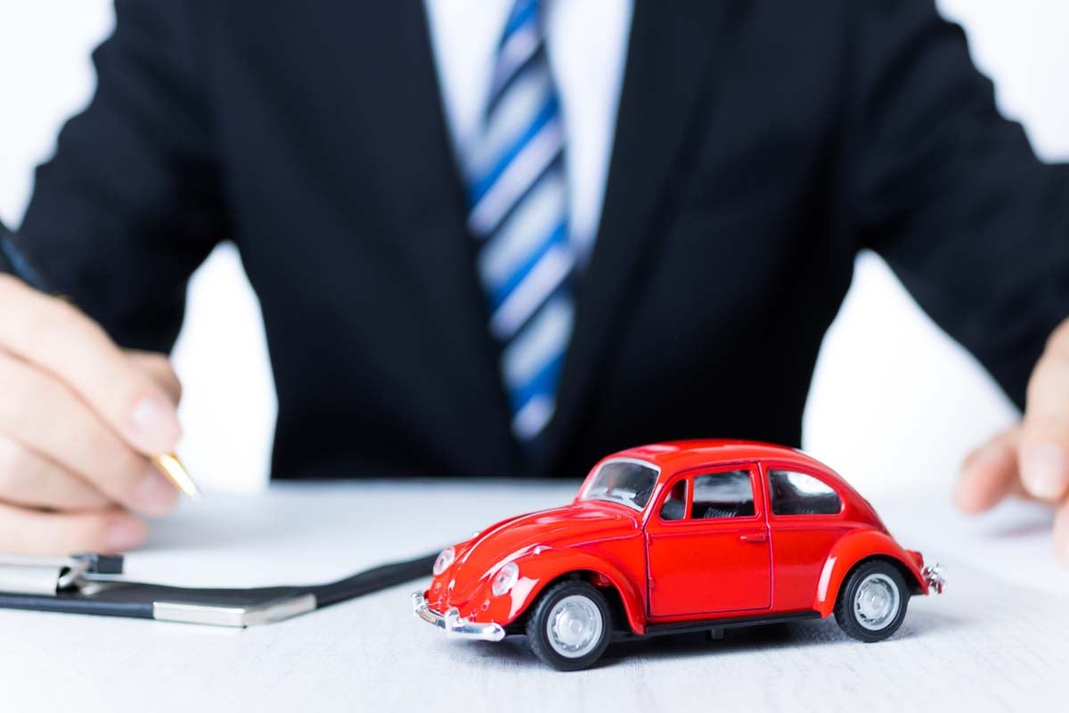 時代に合わせて自動車ディーラーの営業スタイルも変化（画像：写真AC）