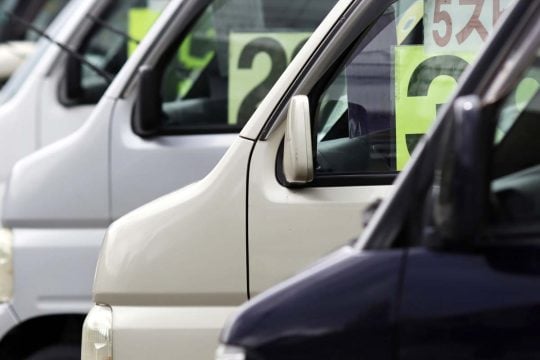 中古車店、暗すぎじゃない？ 「なんか入りづらい」その違和感、業者の約6割が感じる“集客のつまずき”とは