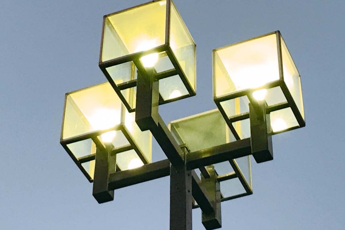 販売店の夜間ライトアップには「LED照明」がおすすめ？（画像：写真AC）