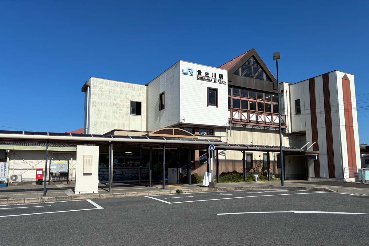 県南部の交通結節点になる貴生川駅（画像：高田泰）