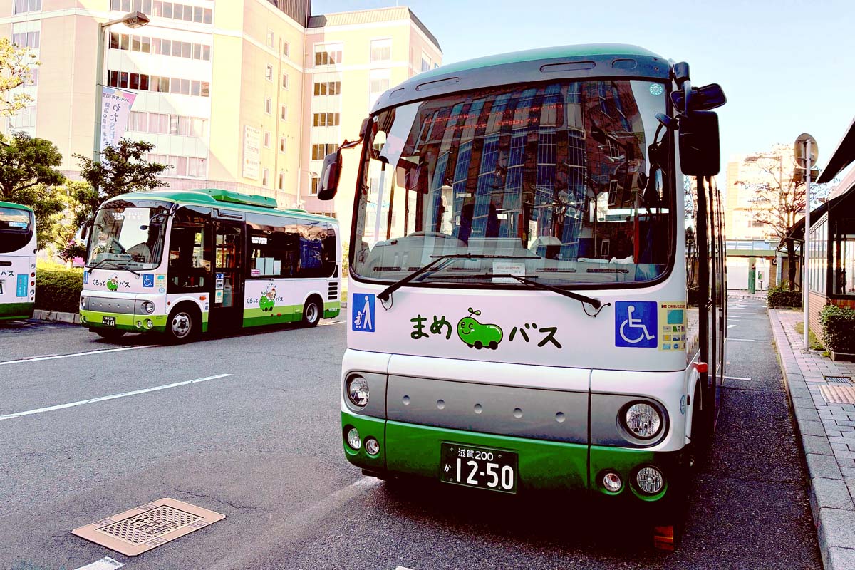 草津駅前で出発を待つコミュニティーバス（画像：高田泰）
