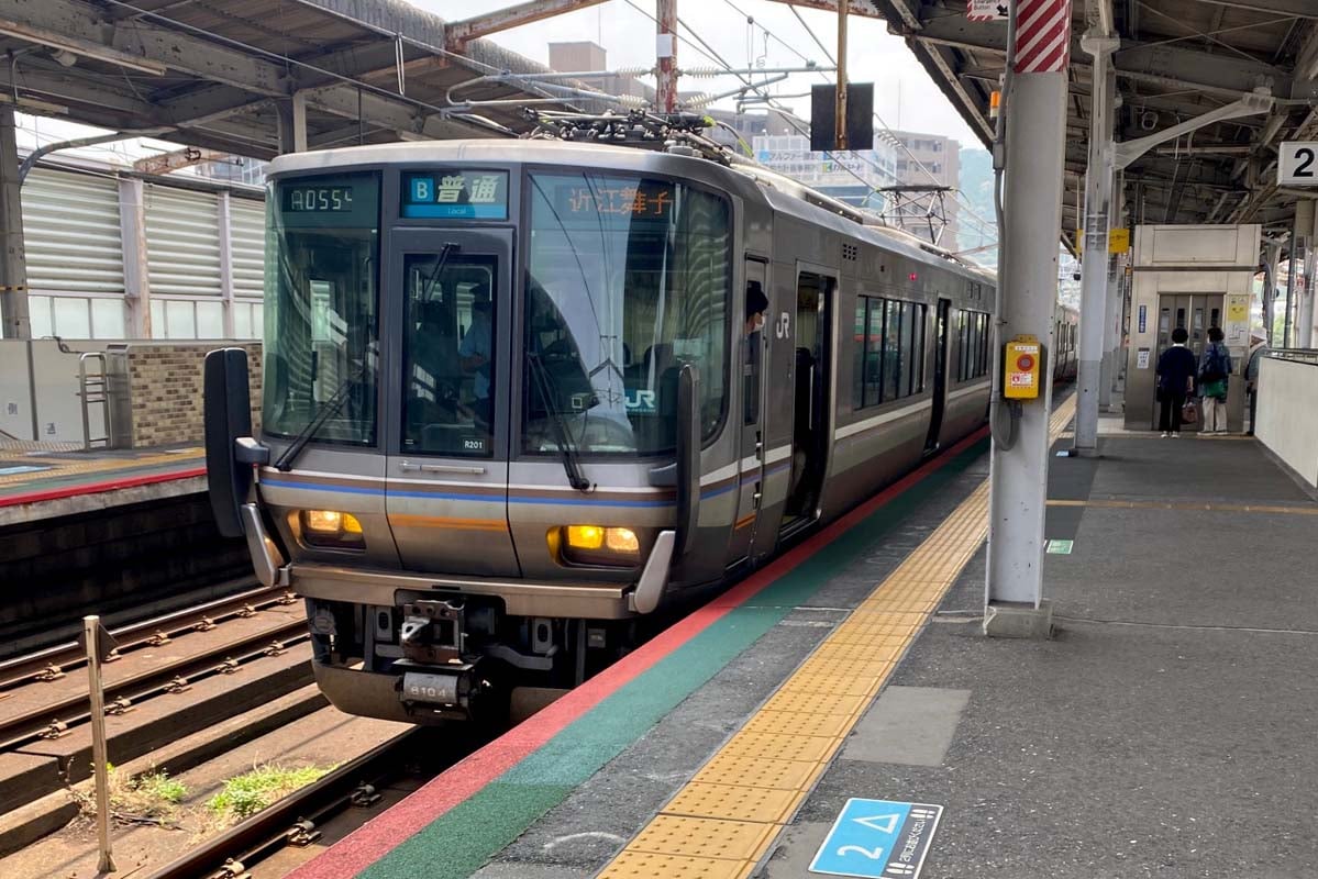 大津京駅に到着したJR湖西線の列車(画像:高田泰)