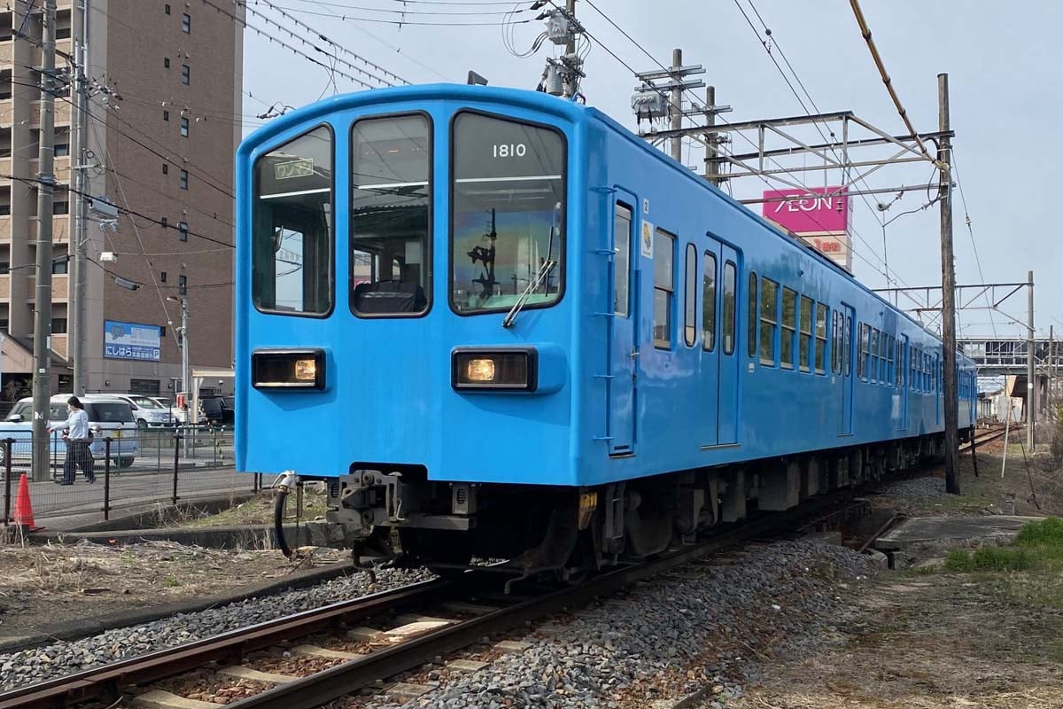 近江八幡市を走る近江鉄道の列車(画像:高田泰)
