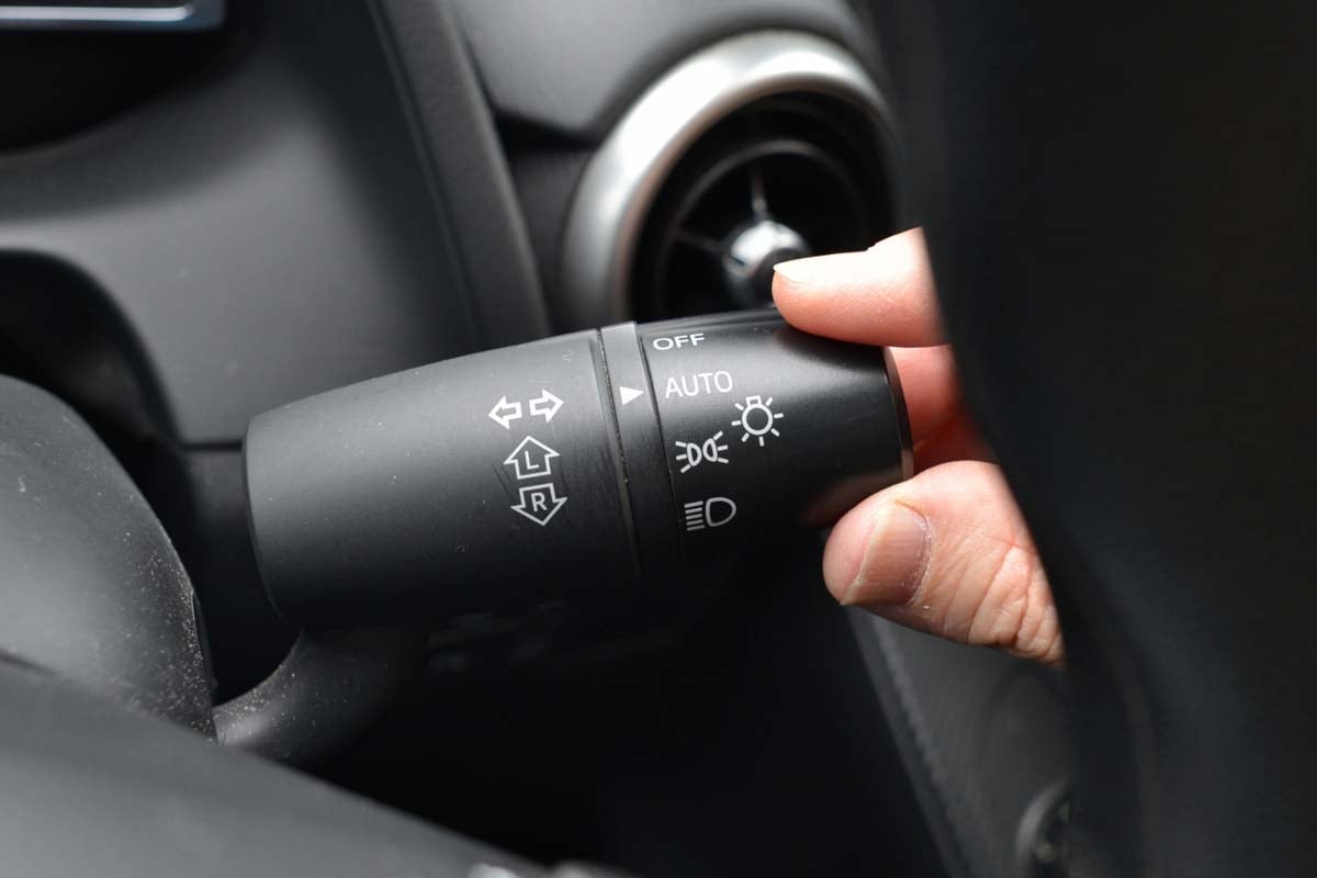 ウインカーを直前まで出さない理由は「面倒くさい」だけではない？（画像：写真AC）