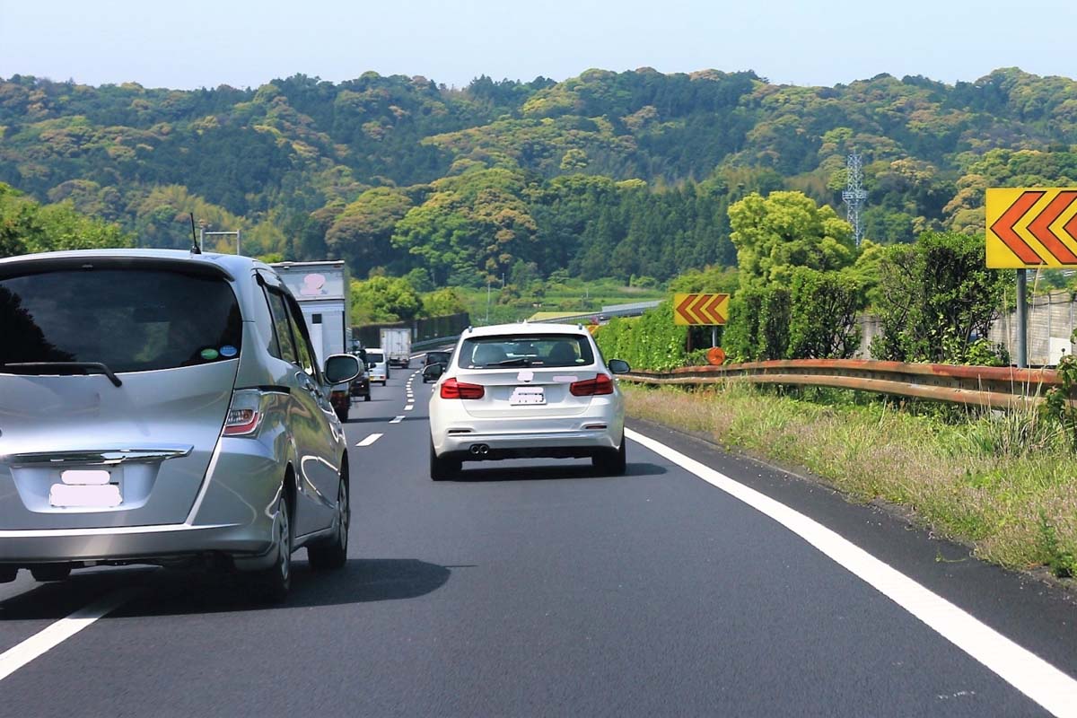 ウインカーはドライバーの「意志」を伝える重要な合図（画像：写真AC）