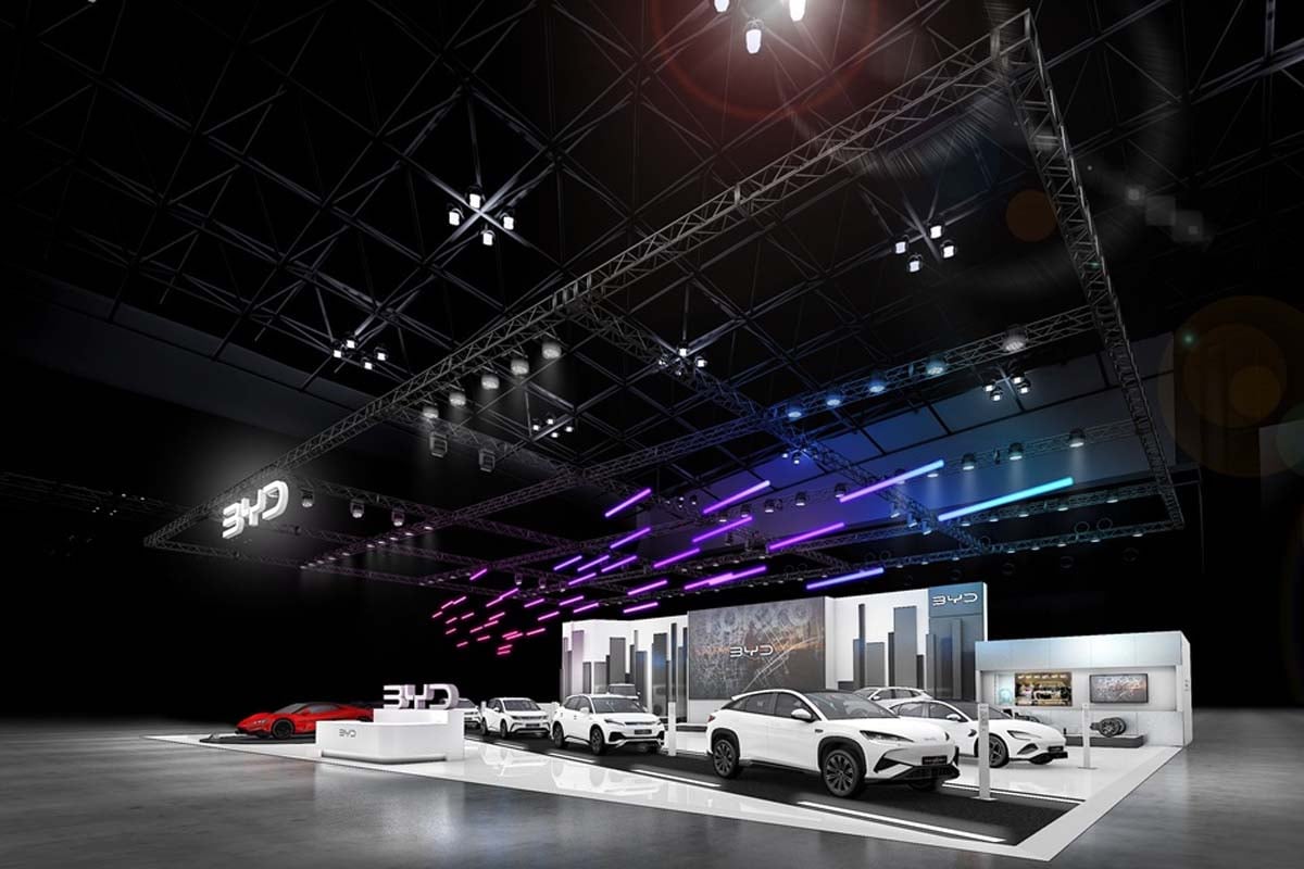 ジャパンモビリティショー2025でのBYD出展ブース(画像:BYDジャパン)
