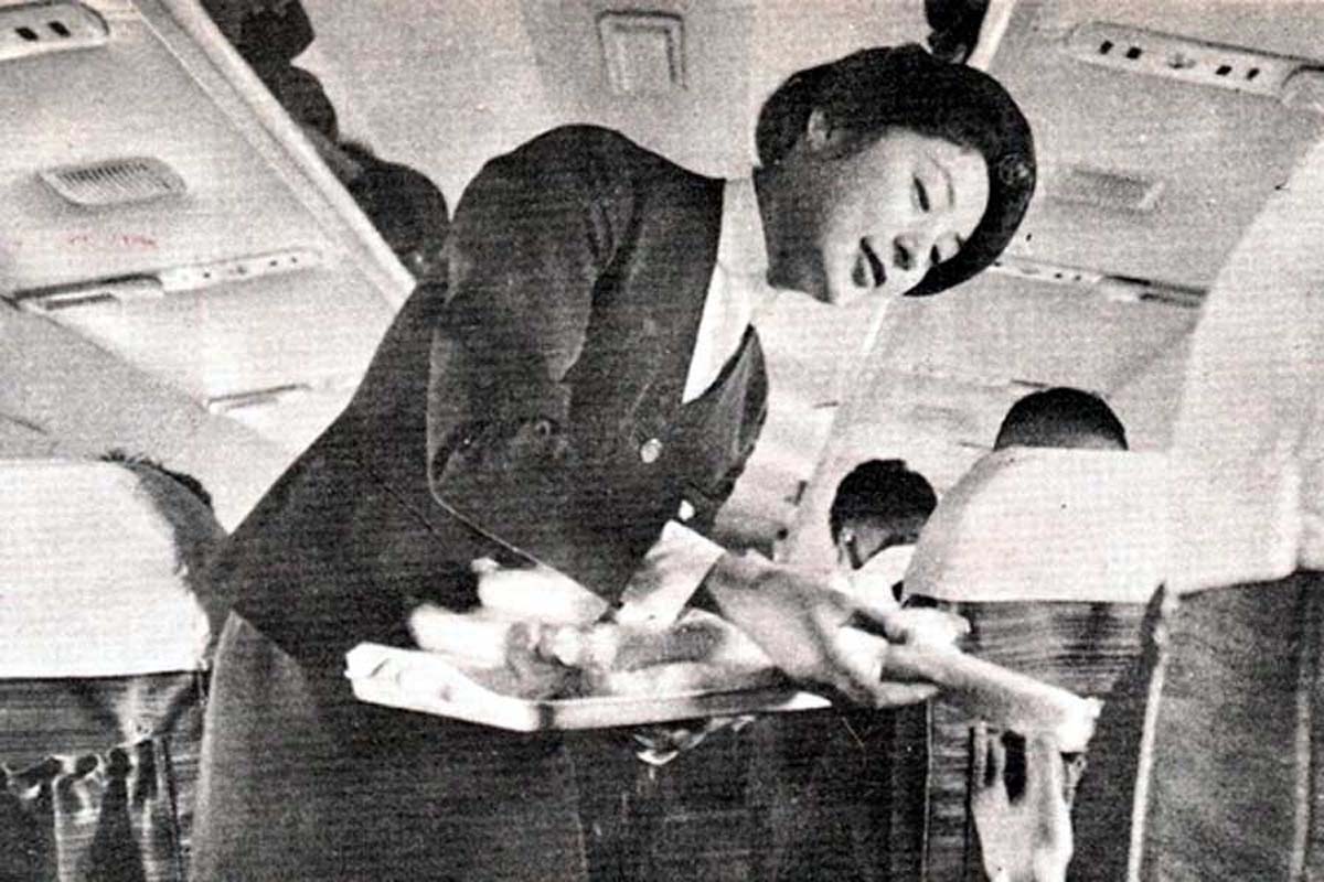 1960年代の機内サービスの様子。『家庭全科』1962年11月号より。