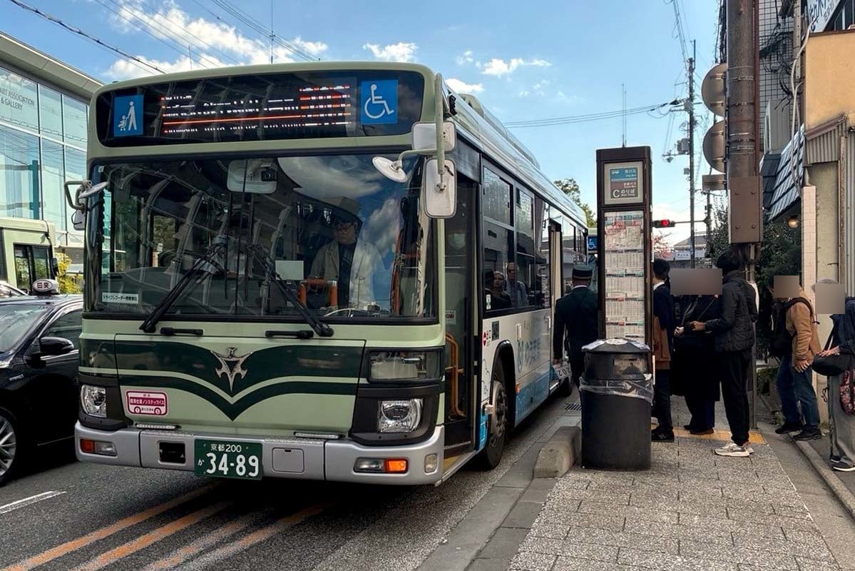 満員で五条坂停留所に到着した市バス（画像：高田泰）