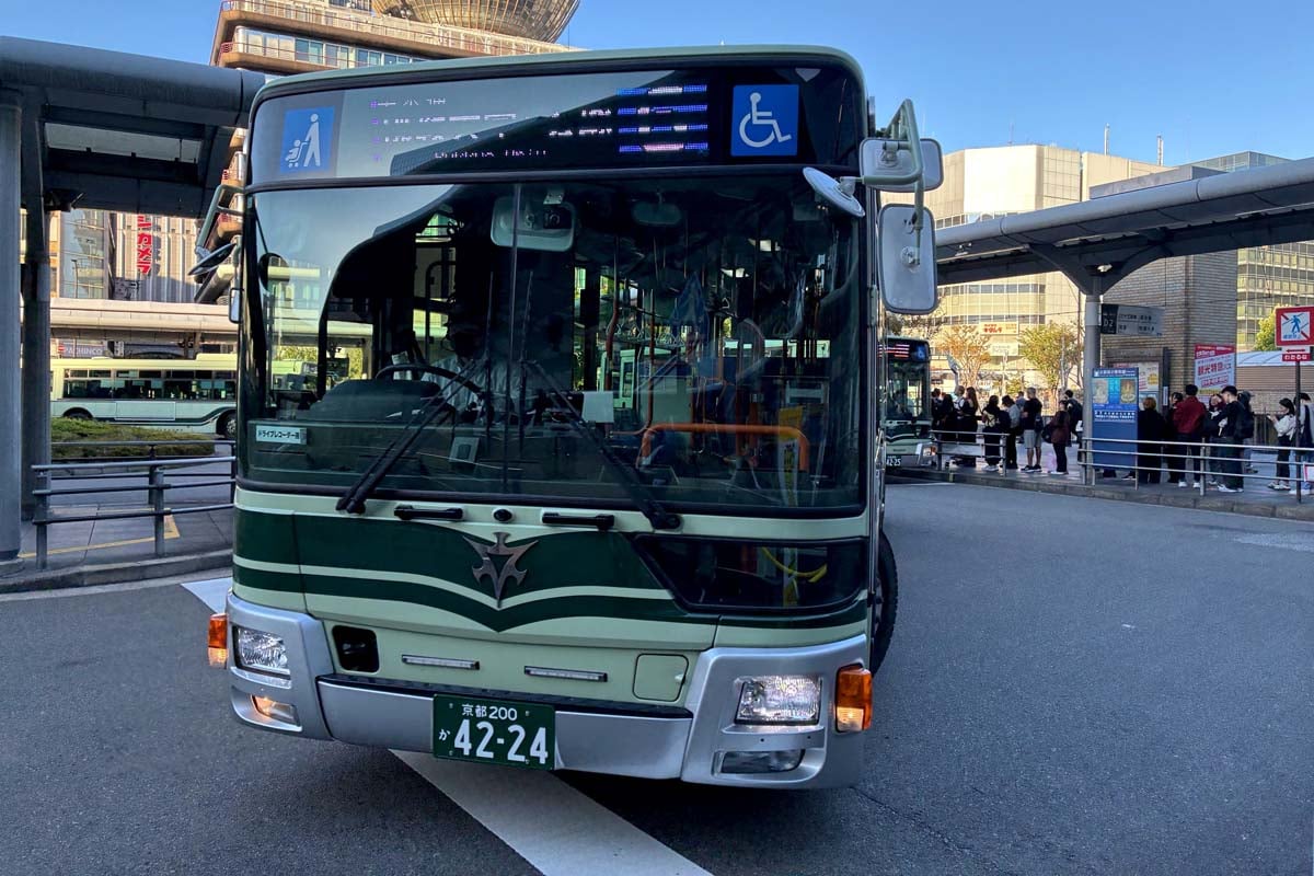 京都駅烏丸口を出発する市バス（画像：高田泰）