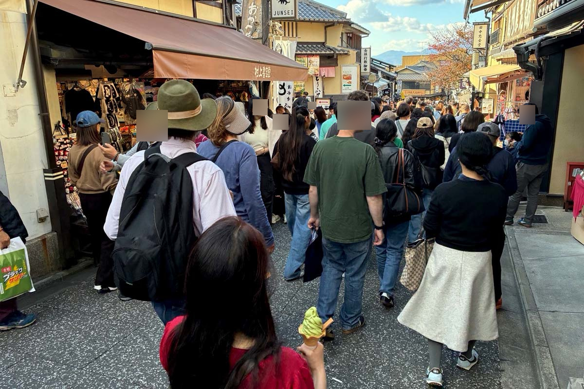 訪日客で足の踏み場もない清水坂（画像：高田泰）