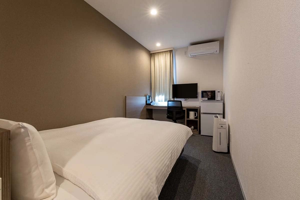 一般のビジネスホテルに遜色ない室内（画像：デベロップ）