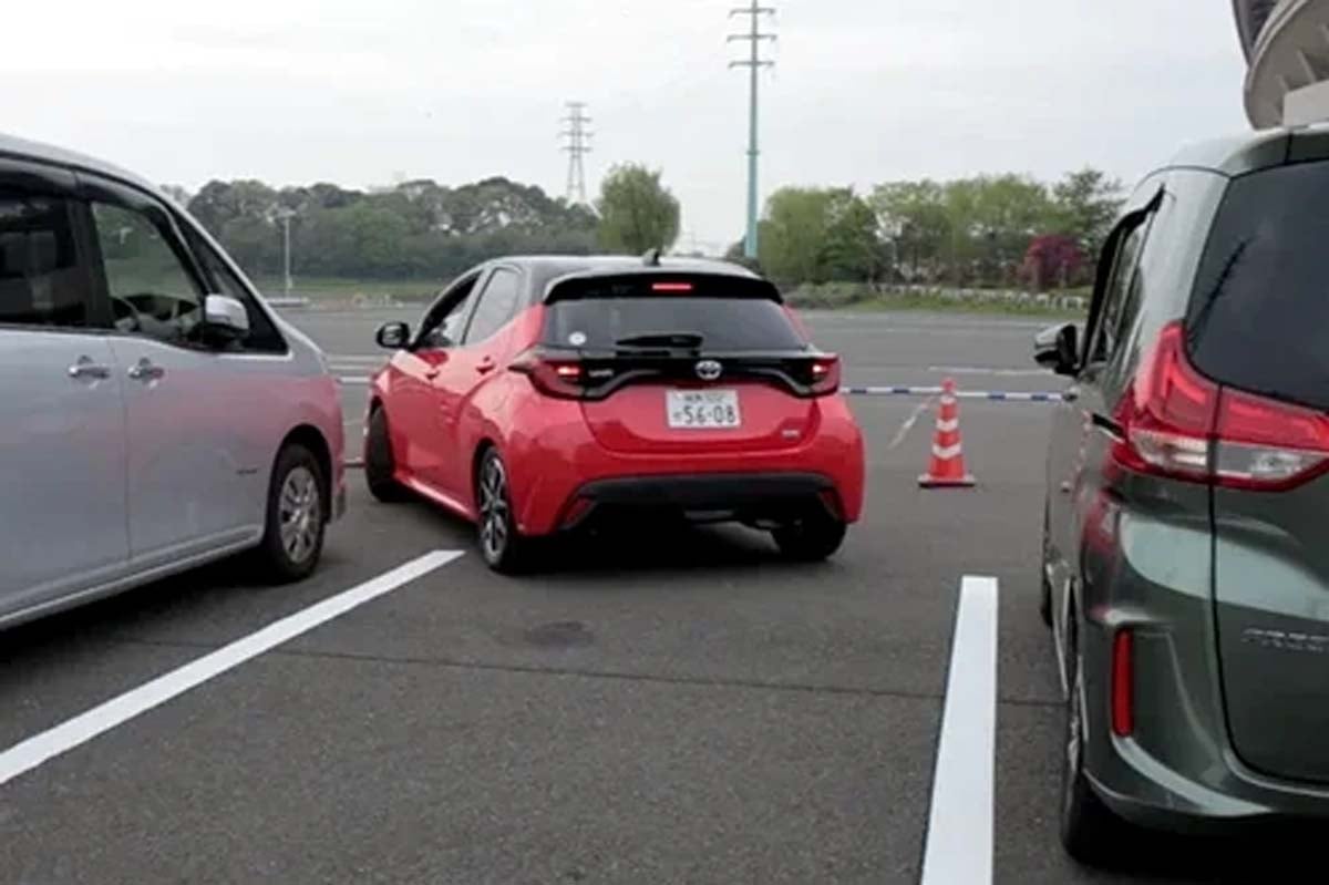 バック駐車する車両（画像：JAFMate）