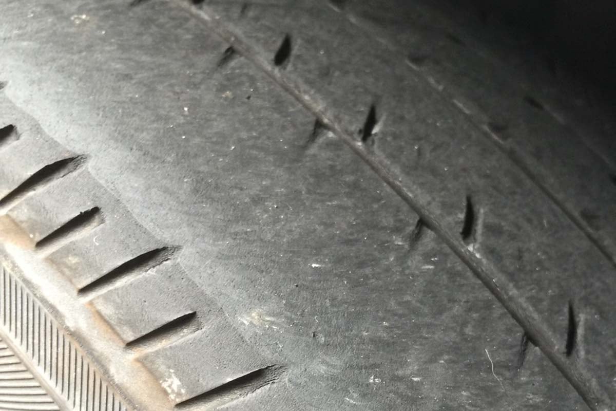 摩耗したタイヤ(画像:写真AC)