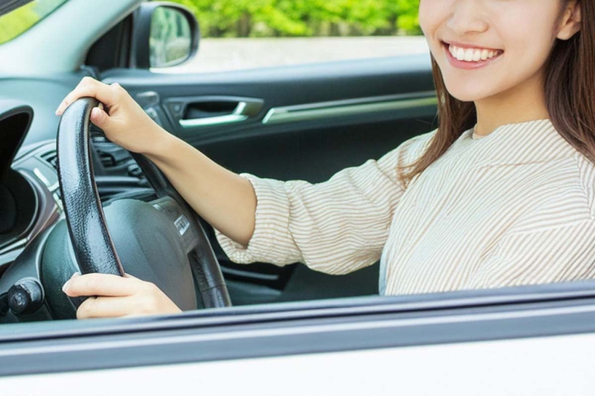 クルマを運転している女性(画像:写真AC)