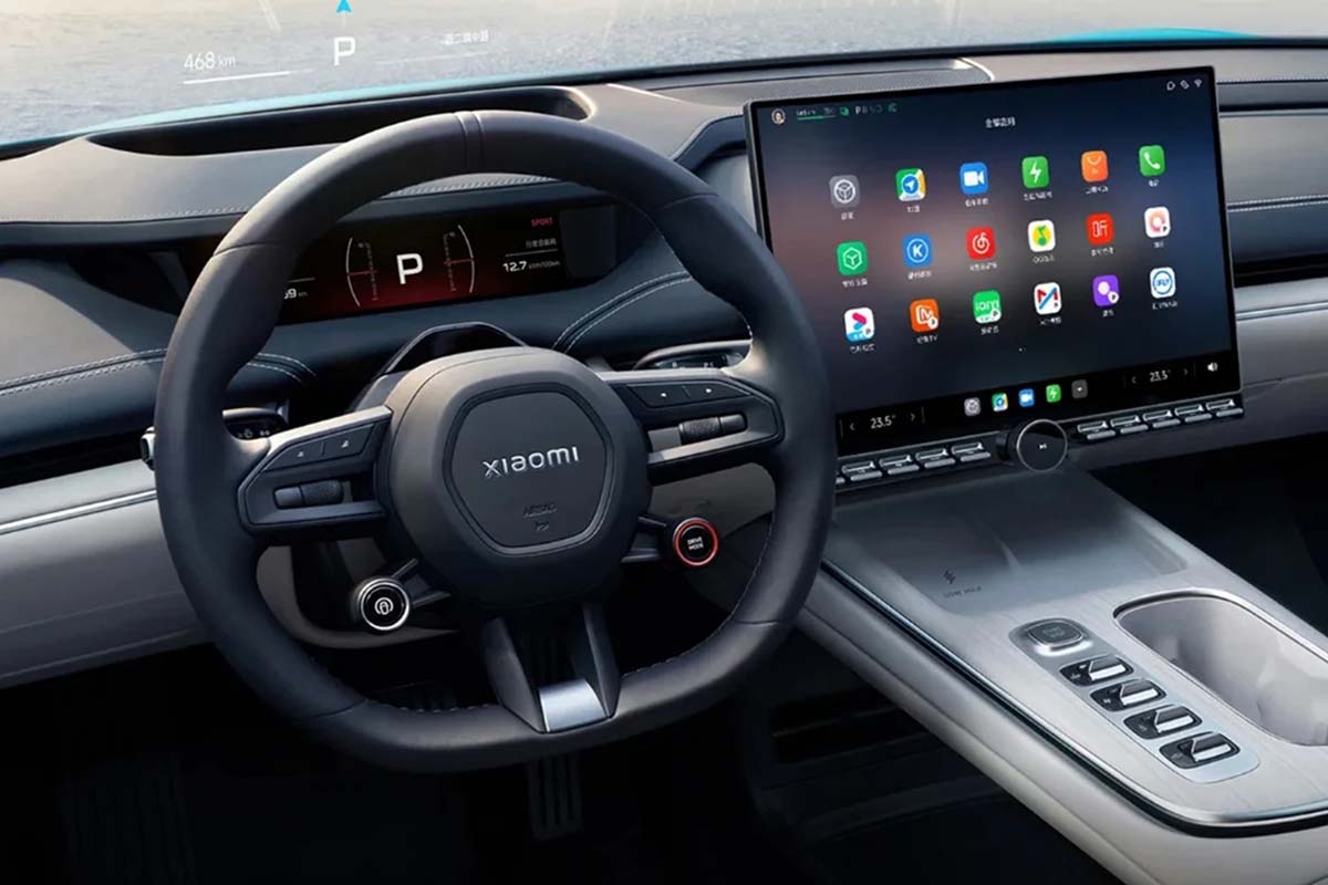 Xiaomi SU7の内装。同社製タブレットを思わせるセンターコンソールが目を引く（画像：Xiaomi）