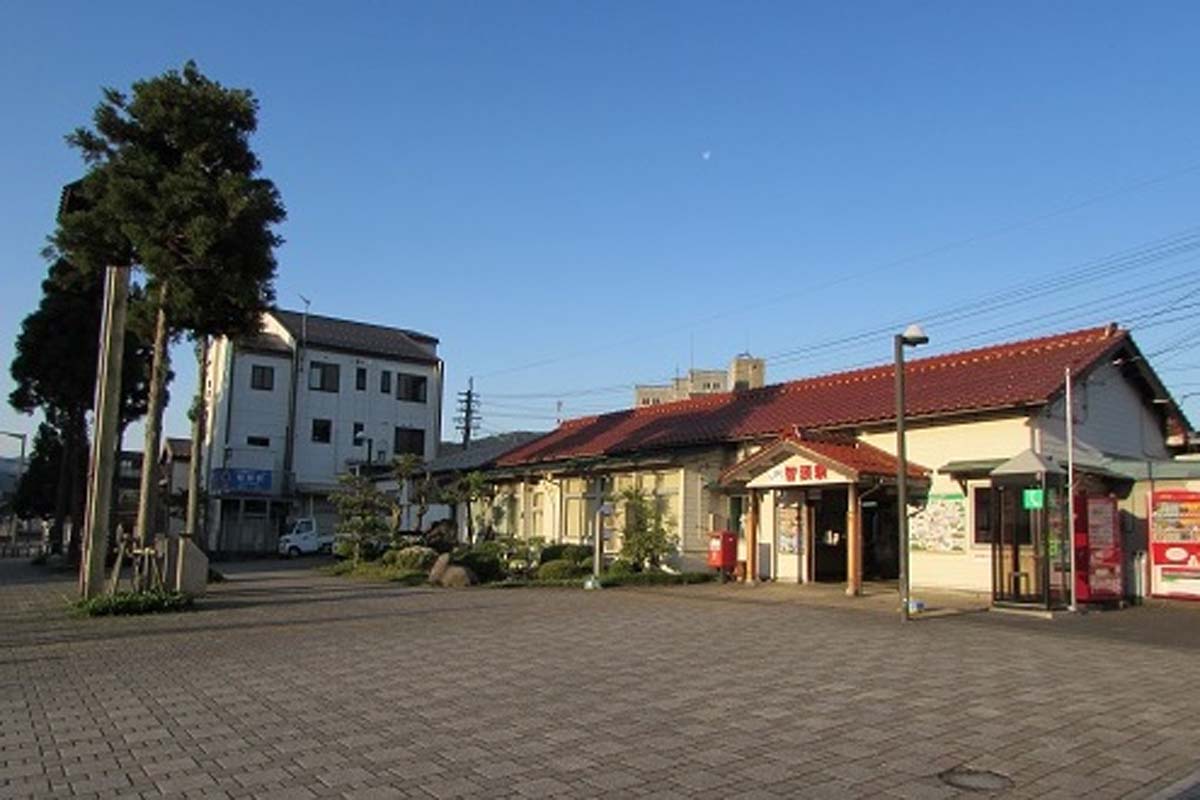 右手がJR智頭駅、左手が智頭急行智頭駅（画像：銀河鉄道世代）