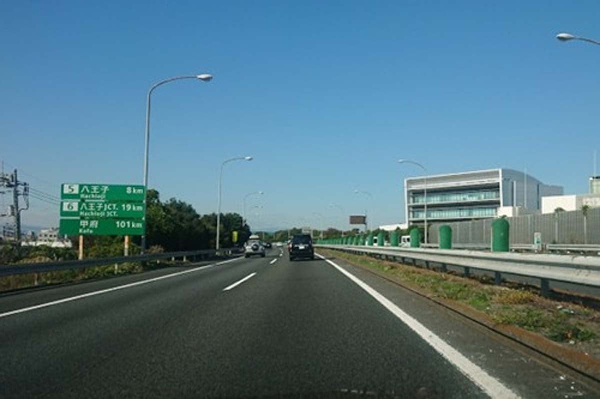 中央道下り線。国立府中IC周辺（画像：都野塚也）