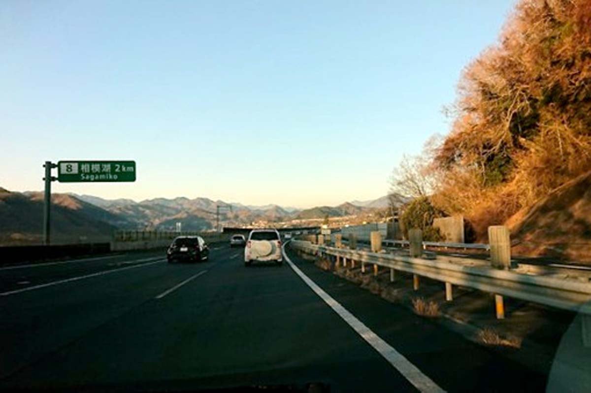 中央道下り線。渋滞ポイントの相模湖IC周辺（画像：都野塚也）